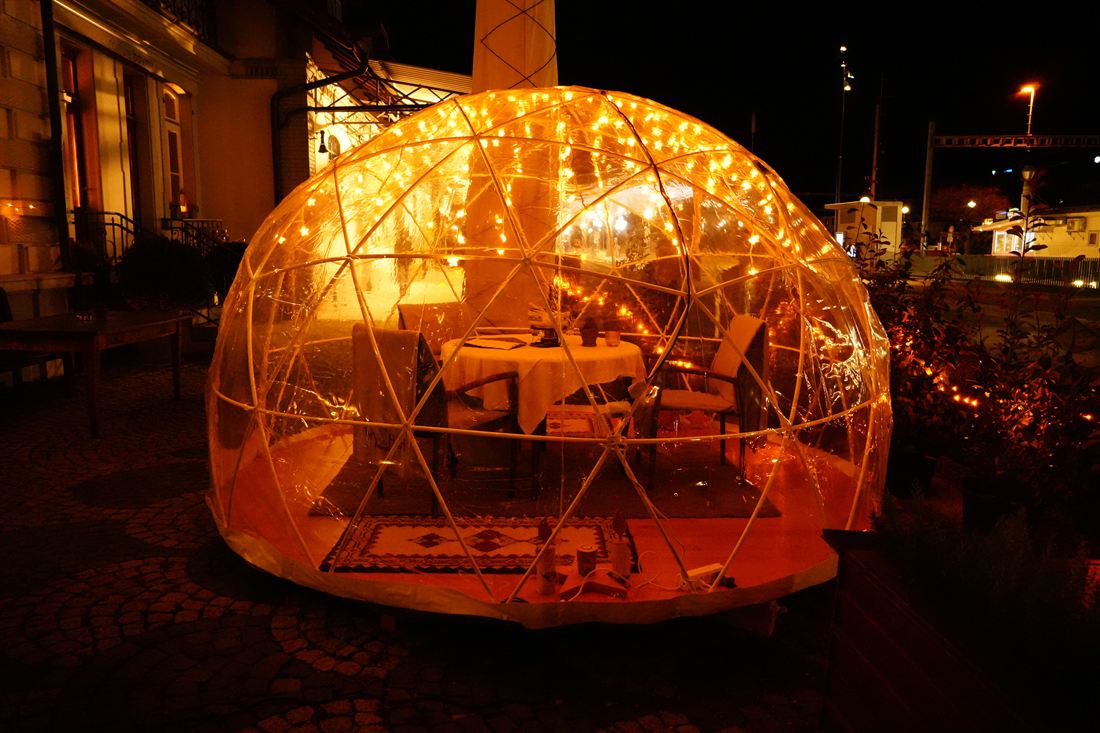 Beleuchtete Bubble bei Nacht mit gedecktem Tisch